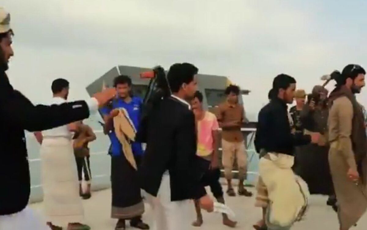 تصاویر رقص و پایکوبی یمنی‌ها روی کشتی توقیف شده در ساحل یمن + ویدئو