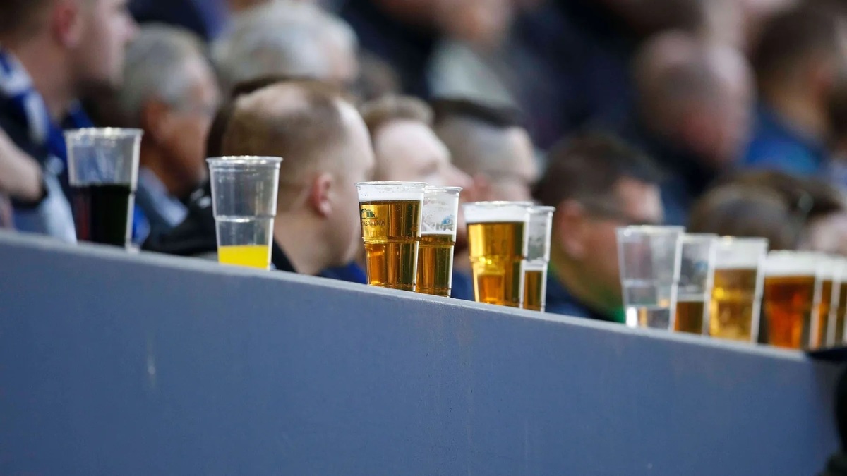 جزئیات خط لوله مشروبات الکلی در ورزشگاه شالکه | لوله‌ کشی مشروب به ورزشگاه‌های آلمان صحت دارد؟
