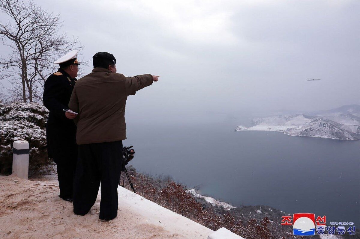 تصاویر خوشحالی و خنده‌های خبرساز رهبر کره شمالی پس از یک آزمایش جنگی + عکس