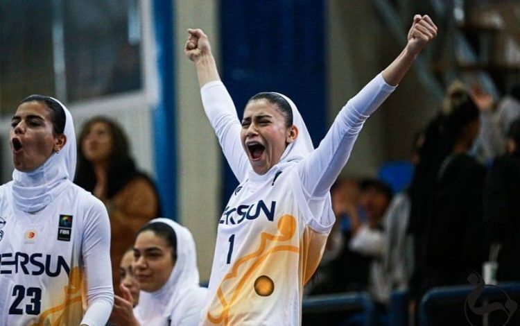 تصاویر فینال مهیج لیگ برتر بسکتبال زنان ایران | از پوشش و حجاب بازیکنان تا هیجان دخترهای تماشاگر را ببینید + ویدئو