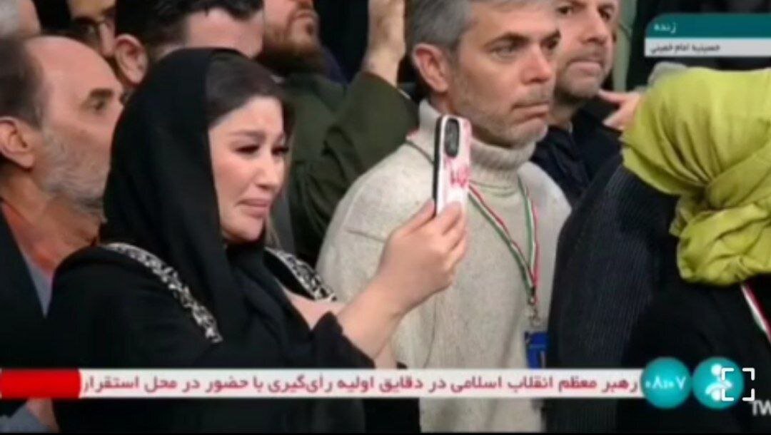 تصویر گریه زن جوان کم حجاب در حسینیه امام خمینی هنگام رای دادن رهبر انقلاب | متفاوت‌ترین عکس هنگام رأی دادن آیت الله خامنه‌ای را ببینید