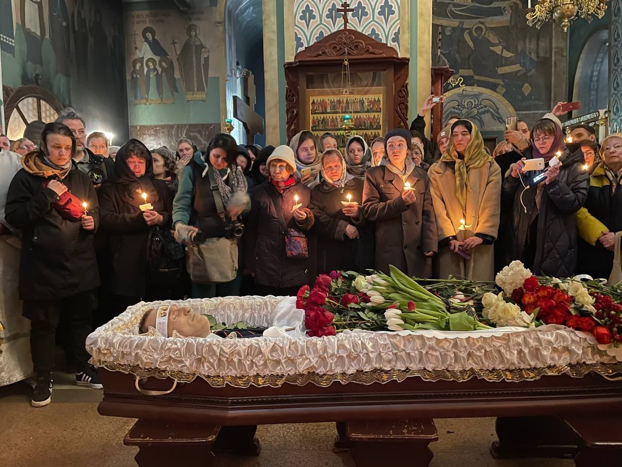 تصاویر مادر آلکسی ناوالنی بر سر تابوت فرزندش ؛ آخرین تصویر چهره مخالف سرشناس پوتین | آلکسی ناوالنی در مسکو به خاک سپرده شد + ویدئو