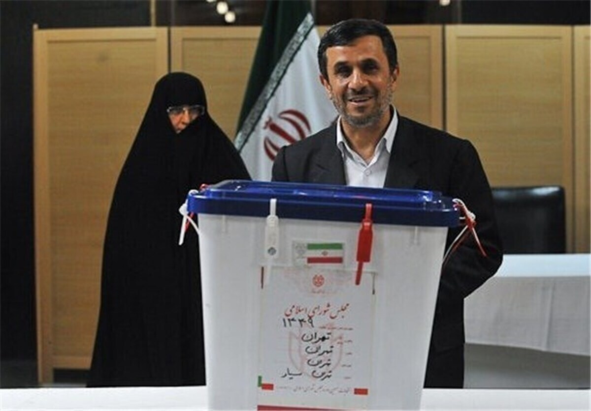 محمود احمدی‌ نژاد در یکی از مدارس تهران رأی داد