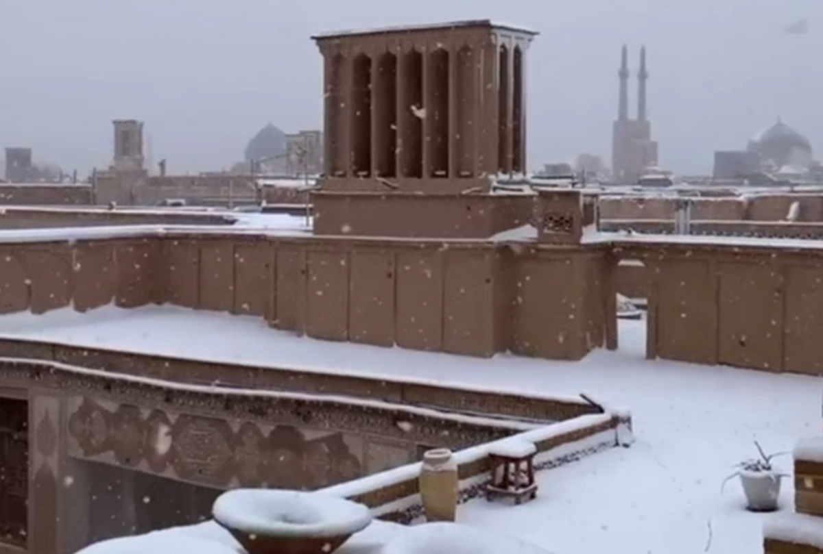 تصویری زیبا از خانه هنر یزد زیر بارش برف + ویدئو