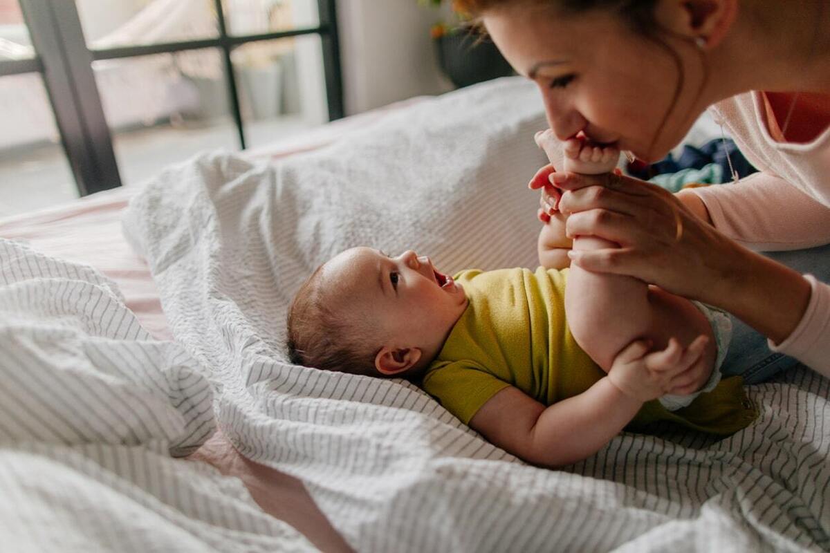 تبادل لبخند و صدا با نوزاد؛ چگونه با نوزاد یک ماهه خود ارتباط برقرار کنم؟