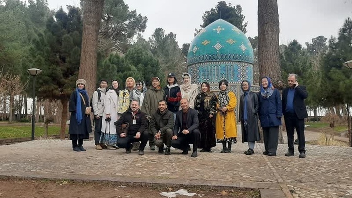 تصاویر حجاب اینفلوئنسر‌های زن چینی در حرم امام رضا (ع) | این ۱۱ چینی در ایران چه می‌کنند؟ + ویدئو