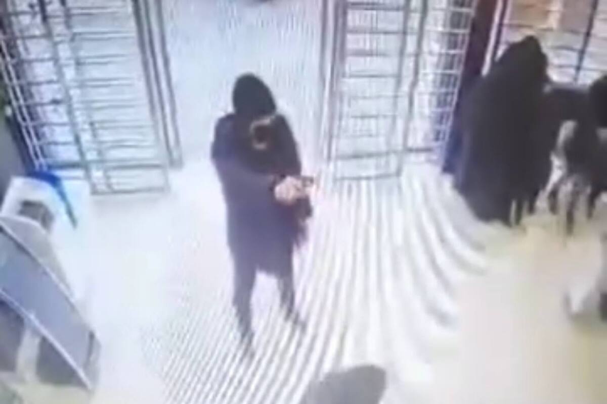 تصاویر لحظه سرقت ۲۹ میلیونی از بانک شهر در تهران! | دزد با ۱۷ فشنگ جنگی دستگیر شد