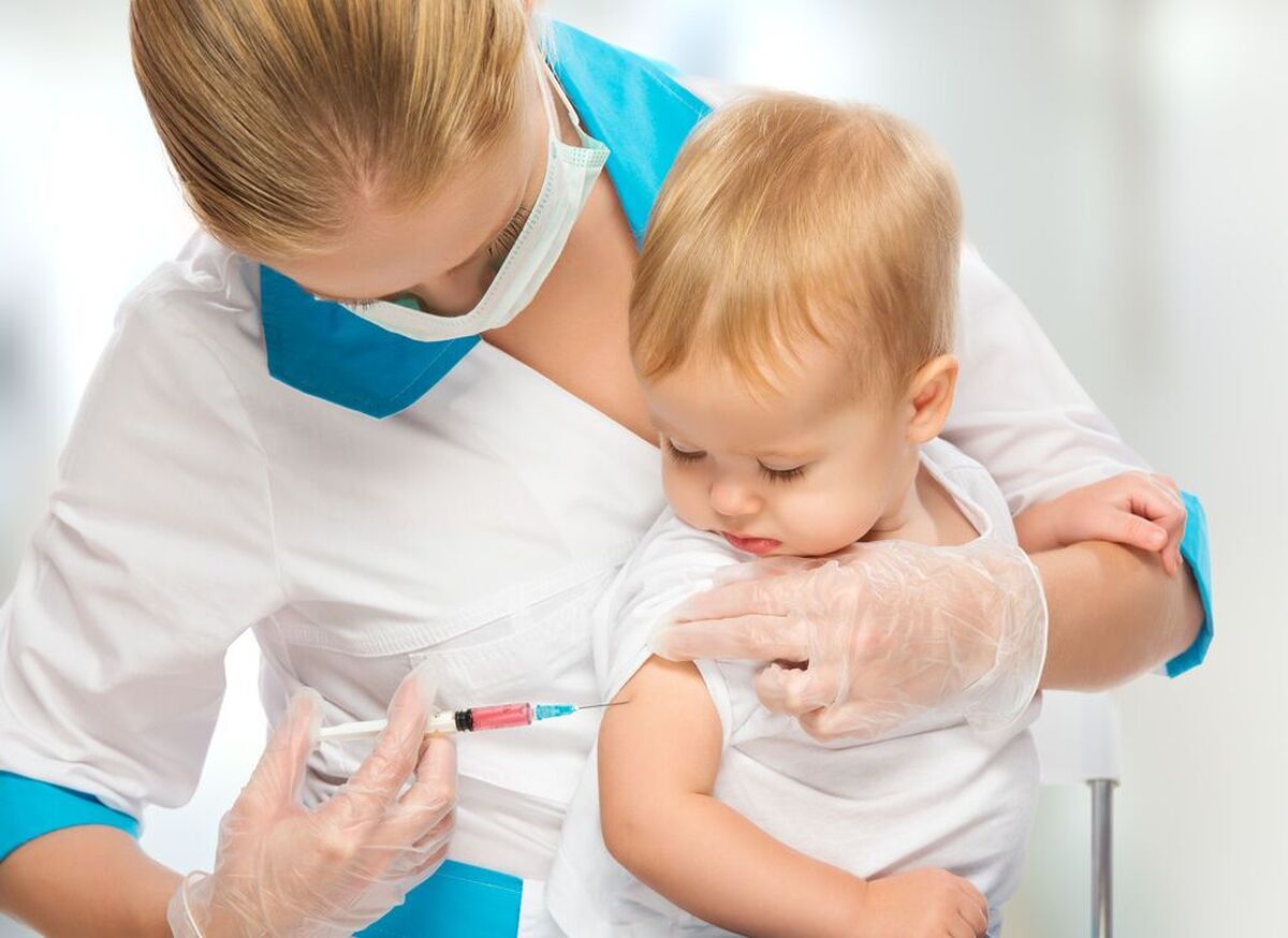 ترس‌های مادرانه از واکسن پرماجرای ۱۸ ماهگی؛ خودتان را برای تب، درد‌های عضلانی و احتمال درد گوش آماده کنید!