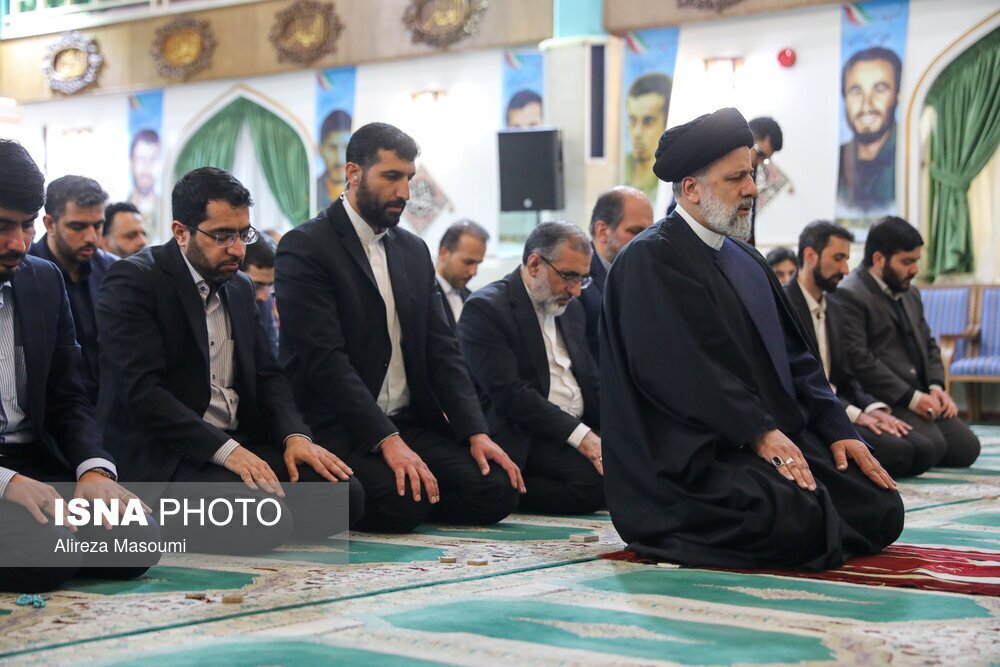 تصویر نماز خواندن رئیسی با محافظش در یک مراسم خاص