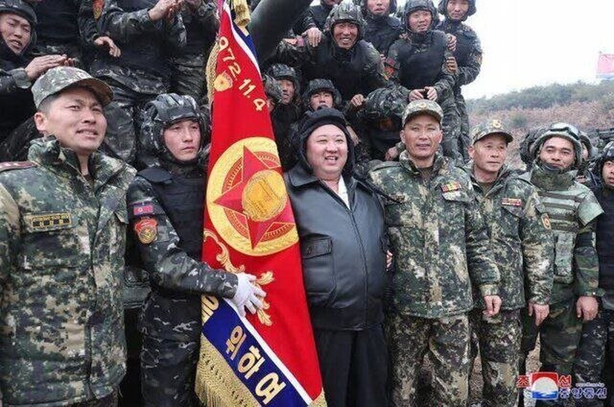 تصاویر تانک‌ سواری رهبر کره شمالی پس از اعلام فرمان جنگ | کیم جونگ اون در جنگ فرضی تانک جدید کره شمالی را راند
