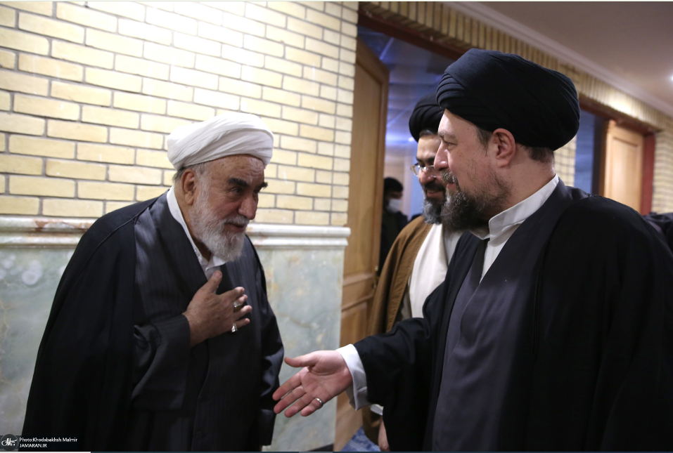 تصویر گفتگوی سید حسن خمینی و سید یاسر خمینی با رئیس دفتر رهبری در یک مراسم عزاداری