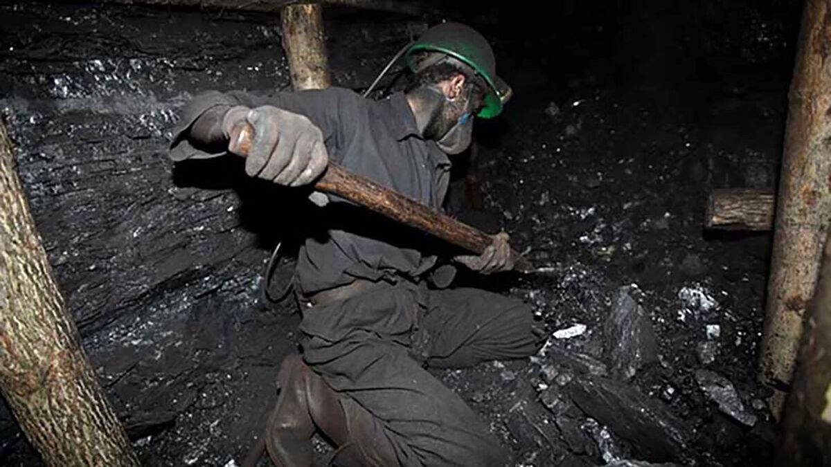 تصاویر فیش‌های حقوقی‌ عجیب کارگران معدن! | حق ماموریت خارج از کشور روزی ۷۰ یورو، سختی کار در عمق ۲۰۰ متری زمین ماهی ۶۰۰ هزار تومان! + ویدئو