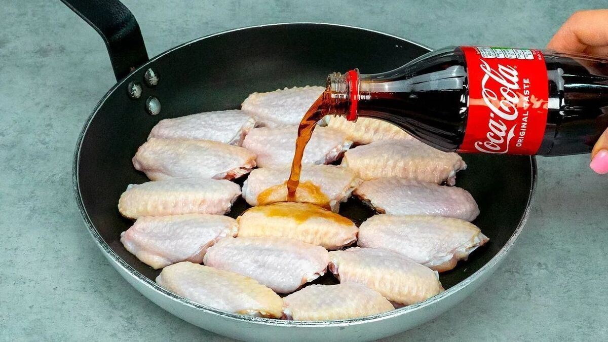 طرز پخت بال مرغ فوق العاده خوشمزه با نوشابه + ویدئو | به روش آشپز رومانیایی یک غذای خوشمزه با بال مرغ درست کنید