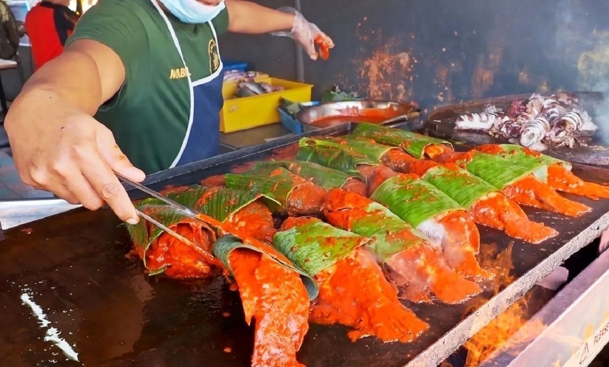 کباب ماهی در برگ موز سرخ شده + ویدئو | نحوه سرو غذای خیابانی مشهور در مالزی را ببینید