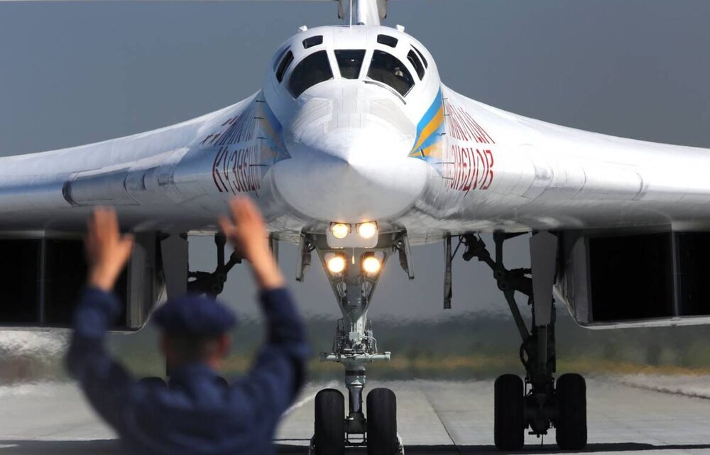 پوتین که قوی سپید اتمی را به پرواز درآورد + تصاویر | رئیس جمهور روسیه در کابین بمب‌ افکن توپولوف ۱۶۰-ام