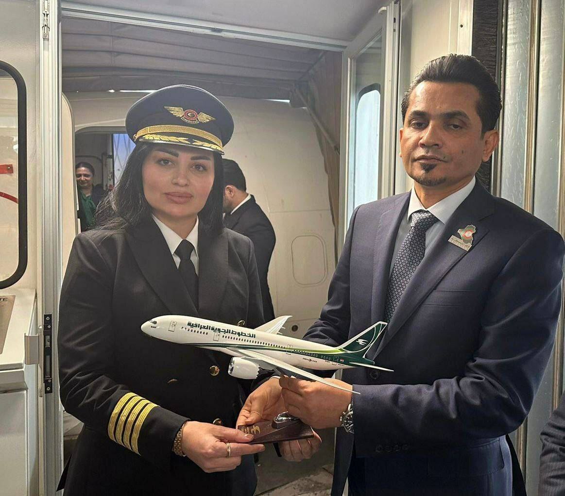 تصویر اولین کاپیتان خلبان زن در هواپیمایی ملی عراق | پوشش متفاوت این خلبان زن را ببینید