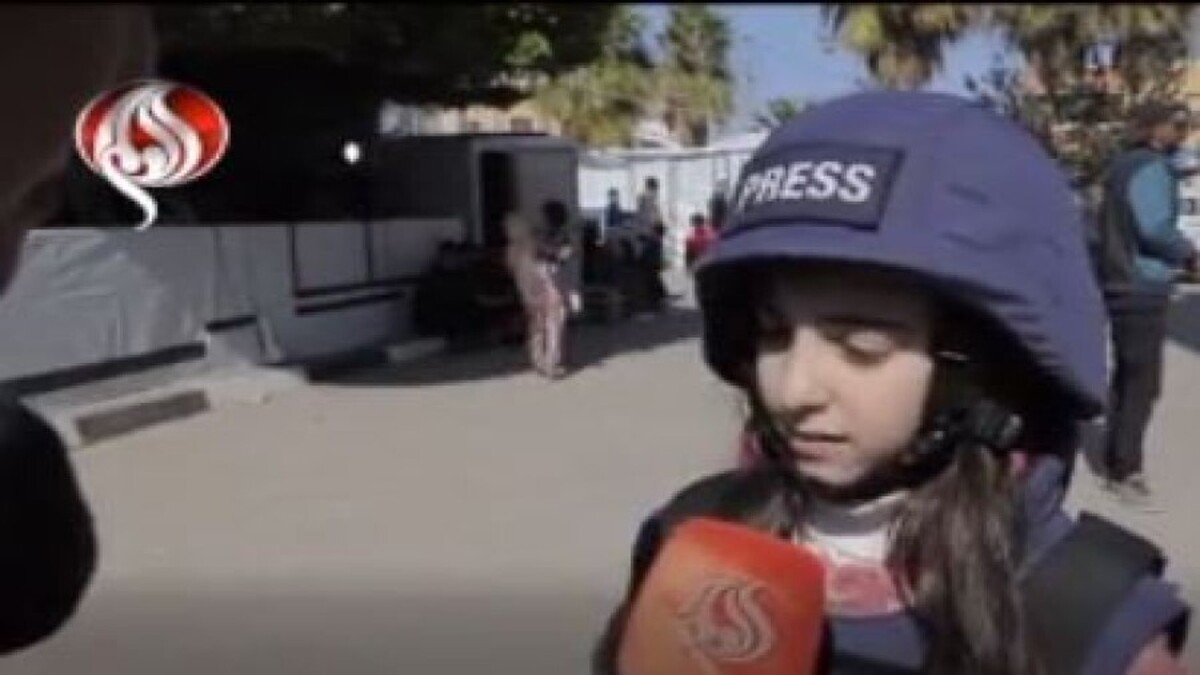 تصاویر کم‌سن‌ترین خبرنگار جنگی جهان + ویدئو | گزارشگری دختر بچه خردسال اهل غزه را ببینید