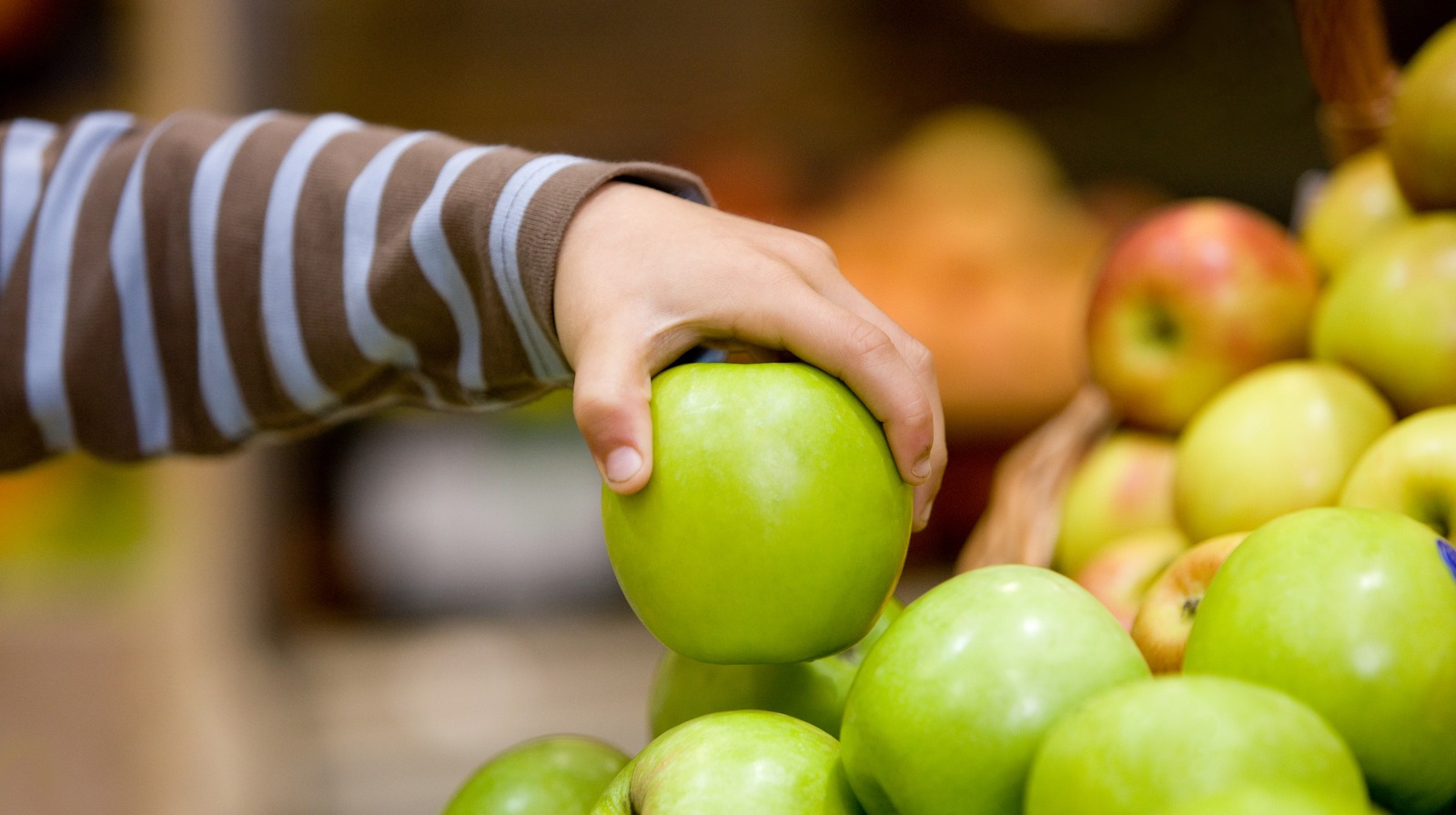 ترفندی برای تازه نگه داشتن سیب ؛ چگونه از قهوه ای شدن سیب جلوگیری کنیم ؟ | اگر سیب را اینگونه نگهداری کنید برای مدت طولانی سالم می‌ماند