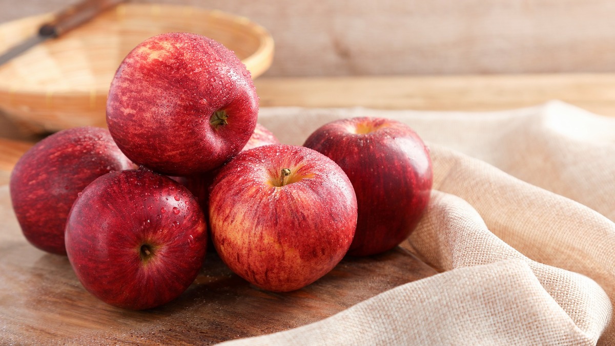 ترفندی برای تازه نگه داشتن سیب ؛ چگونه از قهوه ای شدن سیب جلوگیری کنیم ؟ | اگر سیب را این‌گونه نگهداری کنید برای مدت طولانی سالم می‌ماند