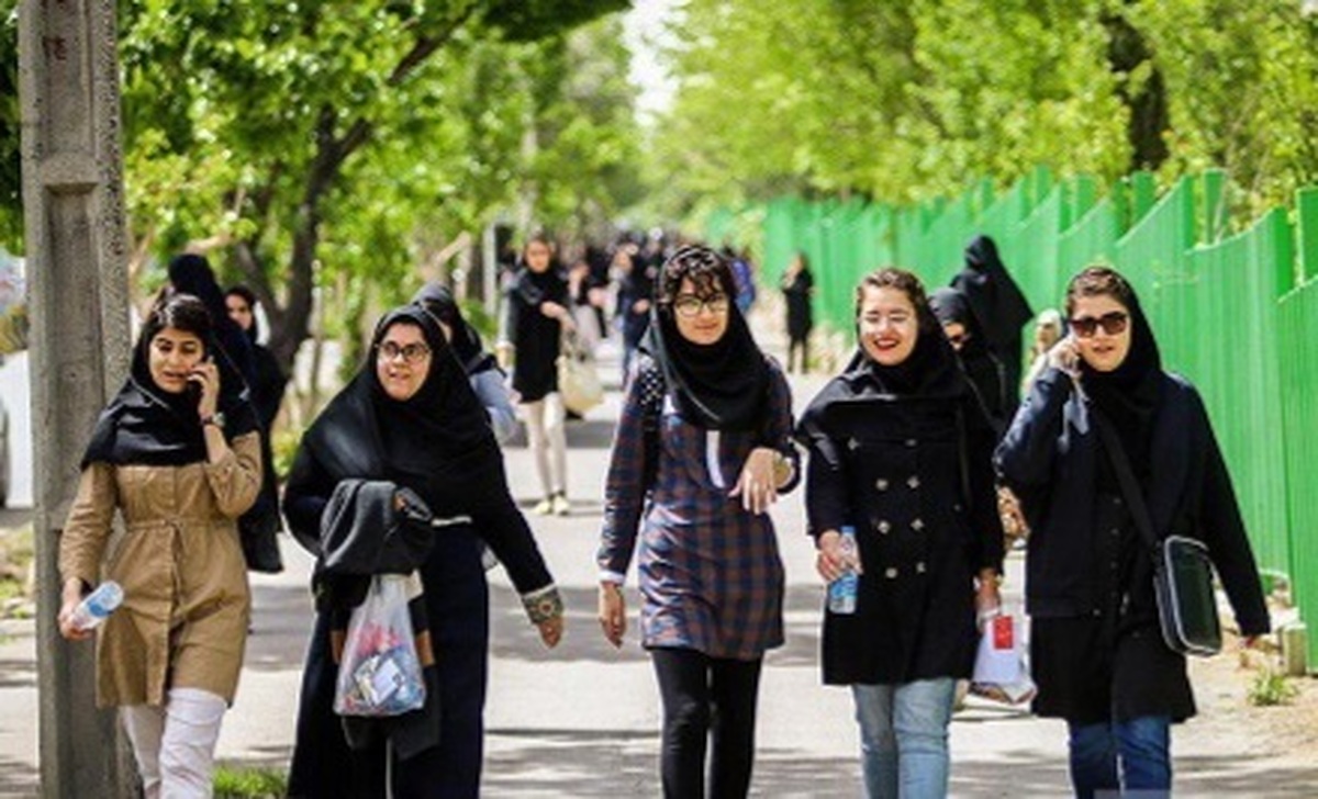 تصویر بنر خبرساز حجاب در یک دانشگاه کشور | خطر دستیابی آسان به زن ... | جمله‌آی جنجالی منتسب به برتر اندراسل!