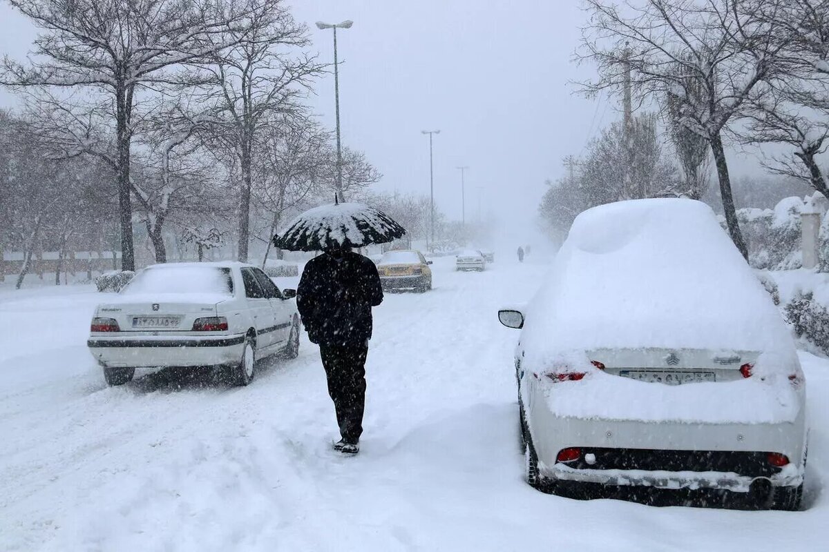 تصاویر وضعیت عجیب خیابان‌های رشت پس از بارش سنگین برف | هیچ خودرویی حتی برای حمل و نقل کارکنان بیمارستان‌ها نیست!