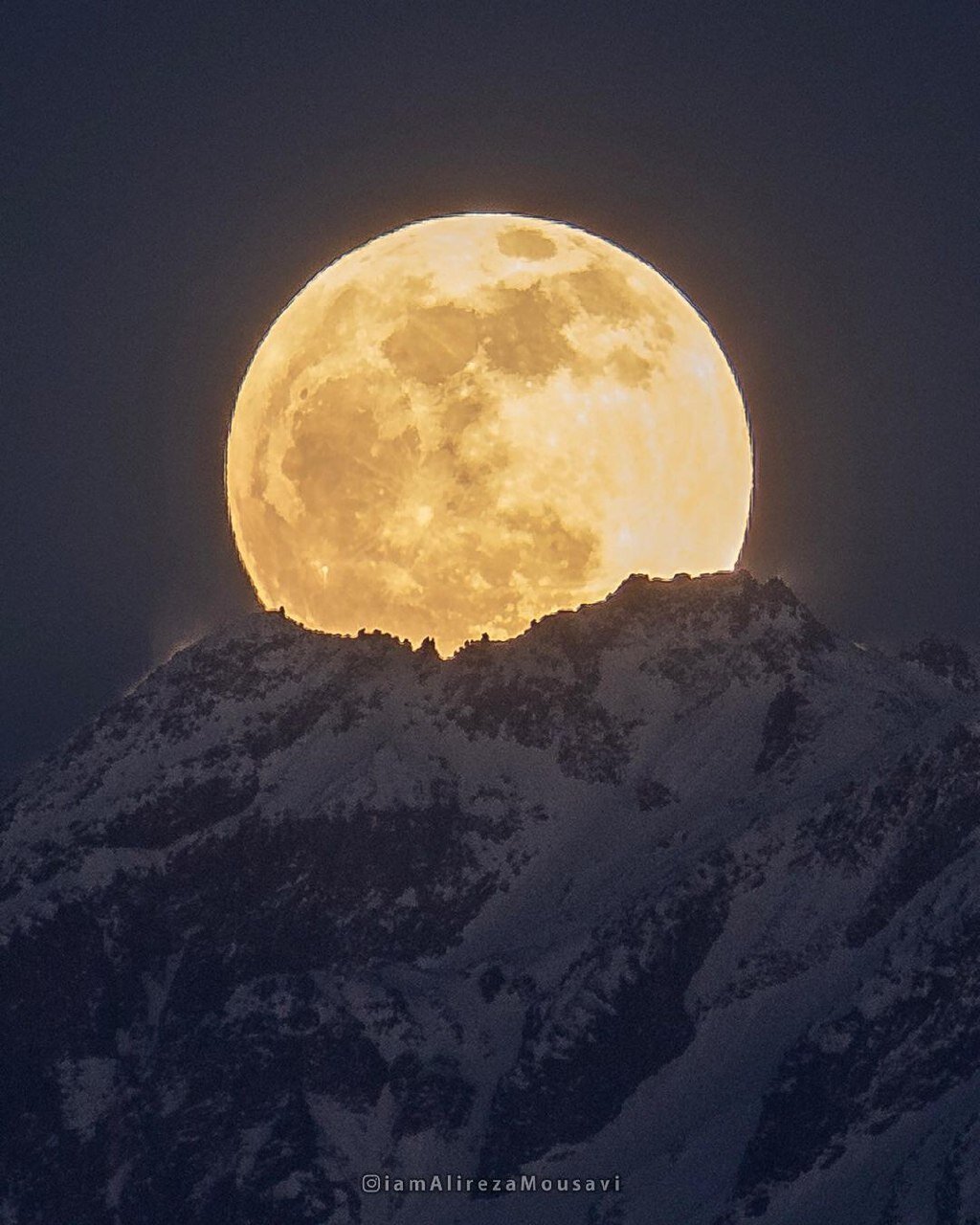 عکس | تصویری جادویی از طلوع زیبای ماه کامل بر فراز قله سبلان