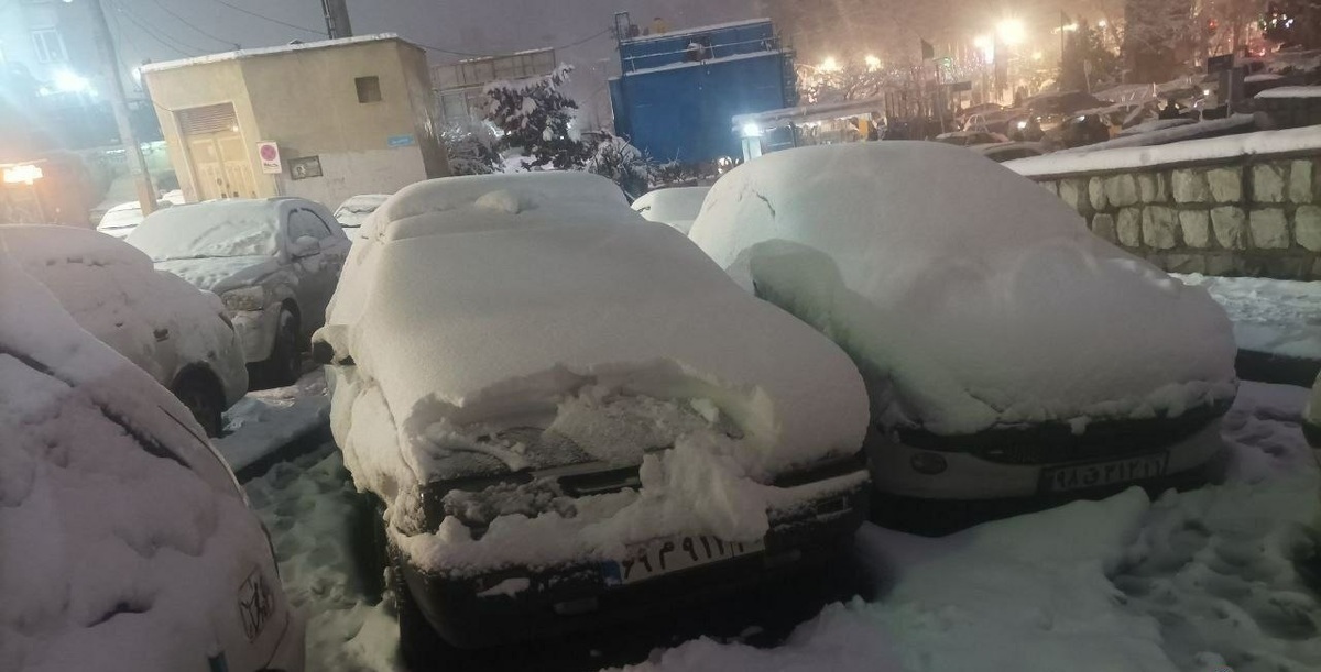 تصاویر عجیب حجم انبوه خودروهای رها شده در منطقه یک تهران در شب برفی تهران | خودروها زیر برف دفن شدند + ویدئو