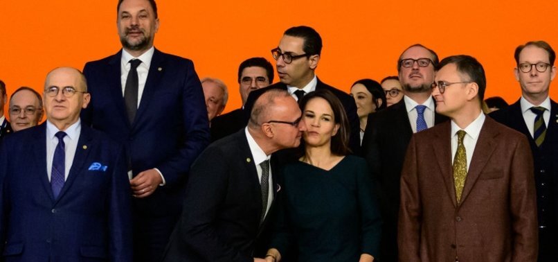 این تصاویر بوسیدن وزیر خانم جنجالی شد | واکنش آنالنا بربوک در لحظه بوسیده شدن چه بود؟