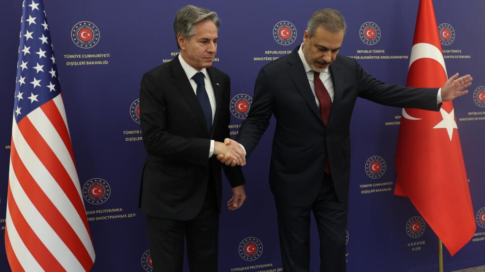 ببینید | وزیر خارجه آمریکا آغوش خواست؛ وزیر خارجه ترکیه اجازه نداد!