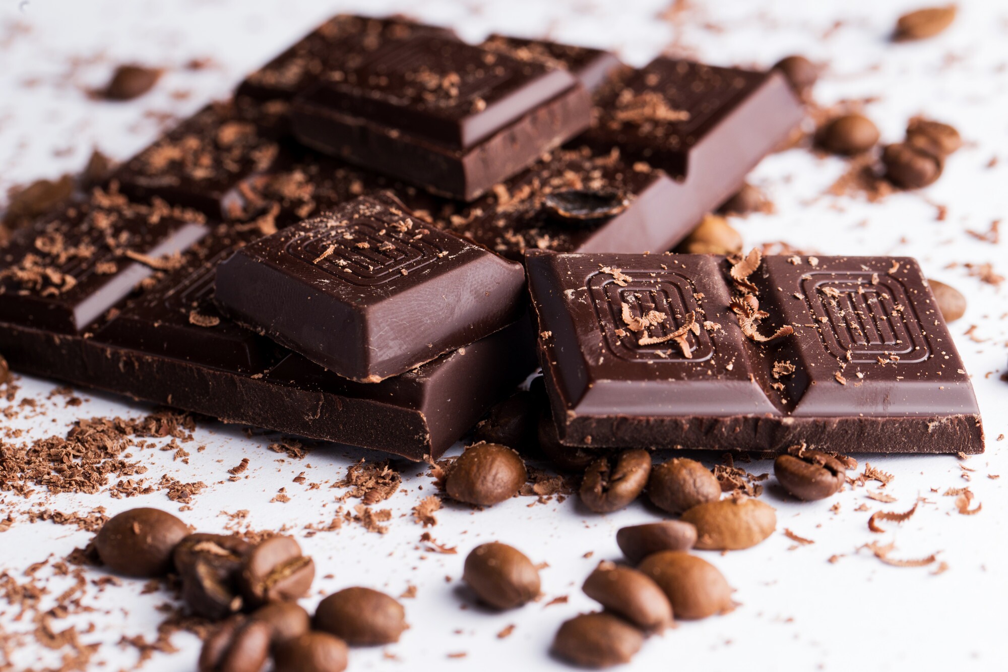 از کجا بفهمیم شکلات خراب شده ؟ ؛ روش درست نگهداری از شکلات در خانه | نکات مهمی برای جلوگیری از فاسد شدن شکلات
