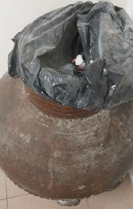 تصویری باورنکردنی ؛ خمره باستانی در موزه رشت سطل آشغال شد | مسئول موزه: سطل پلاستیکی بگذاریم می‌دزدند!