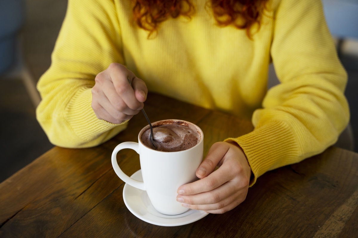 چگونه شکلات داغ کافی شاپی درست کنیم؟ | راز خوشمزه شدن هات چاکلت خانگی ؛ ۶ نکته جالب برای تهیه هات چاکلت کافه‌ای در خانه