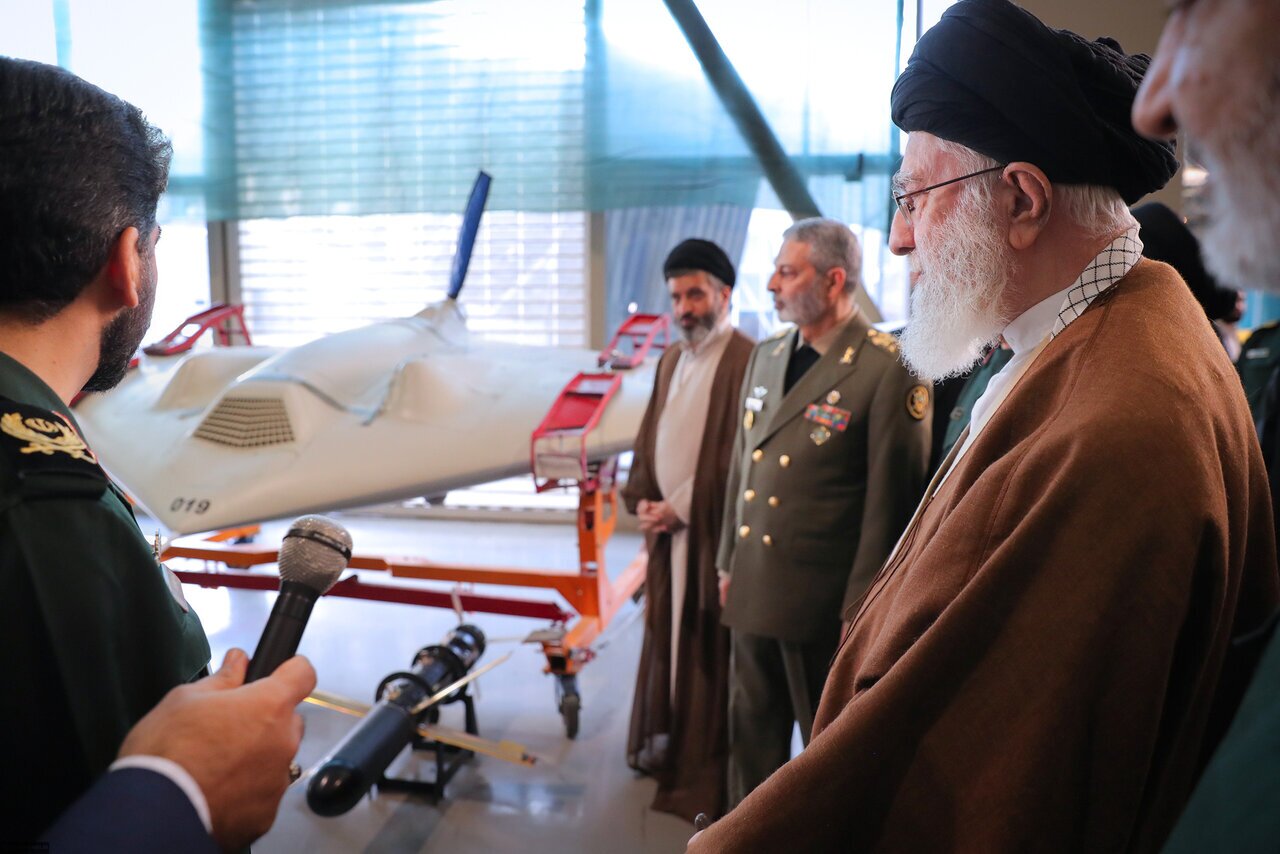 تصاویر واکنش‌های پسر آیت الله خامنه‌ای هنگام بازدید رهبر انقلاب از تجهیزات موشکی سپاه