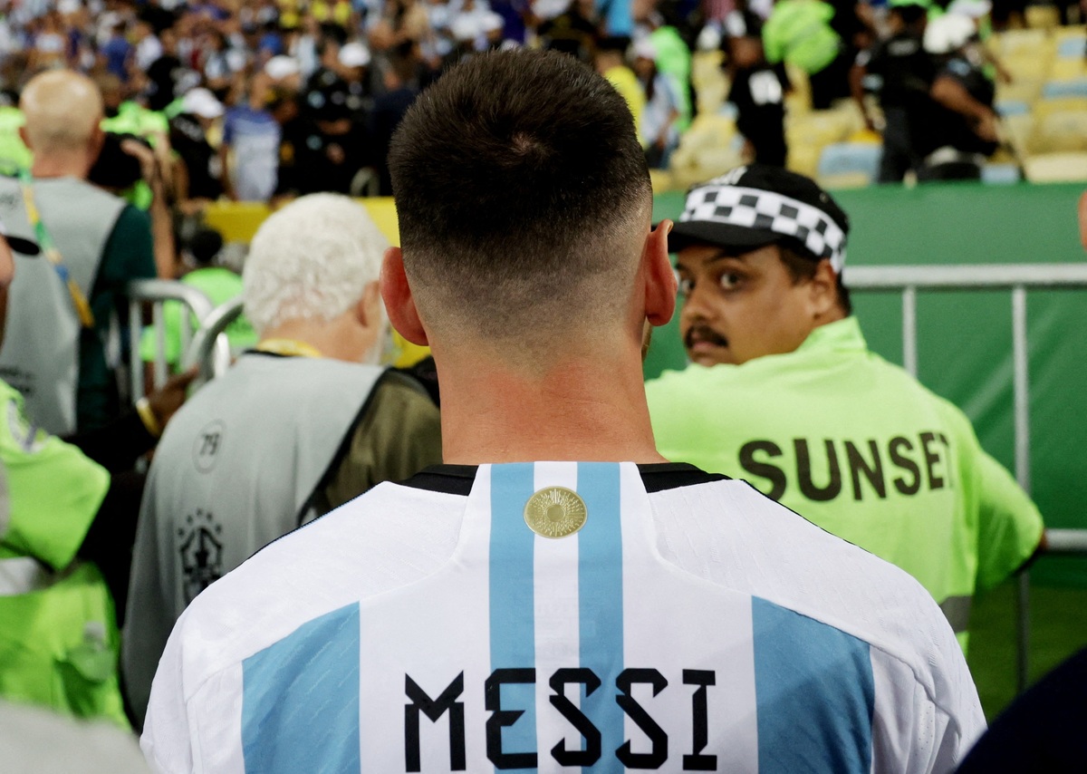 درگیری شدید هواداران آرژانتین و برزیل | مارتینز به پلیس برزیل حمله کرد | مسی تیم را بیرون کشید | تصاویری از درگیری‌ها را ببینید
