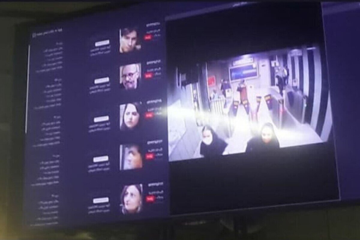 تصویر جنجالی ؛ نمایش اطلاعات مسافران مترو در مانیتور ایستگاه | شناسایی بی‌حجاب‌ها یا اقدام امنیتی؟
