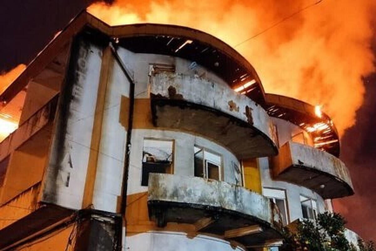 آتش سوزی شدید هتل ایران در بندرانزلی | تصاویر هتل ایران در لحظه آتش سوزی ؛ هتل ایران قبل از حریق را هم ببینید