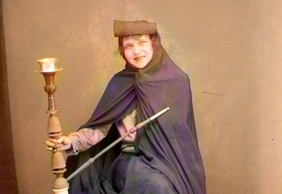 تصویر نایاب یک زن غربی ساکن ایران با چادر و قلیان در دوره قاجار