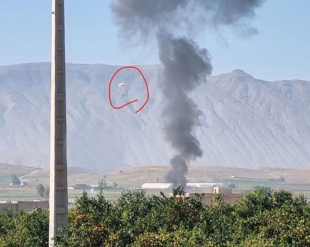 تصویر لحظه بیرون پریدن خلبان هواپیمای نظامی سپاه هنگام سقوط | لحظه ایجکت خلبان هواپیمای سوخو ٢٢ در کازرون را ببینید