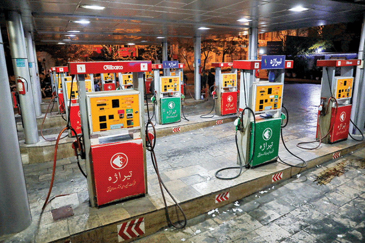 تصاویر صف طولانی و معطلی مردم در پمپ بنزین خیابان میرزای شیرازی تهران | وضعیت پمپ بنزین مرزن آباد را هم ببینید