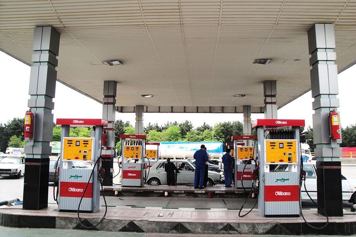 تصویر جنجالی خنده‌های وزیر نفت در پمپ‌ بنزین شلوغ پس از اختلال و حمله سایبری