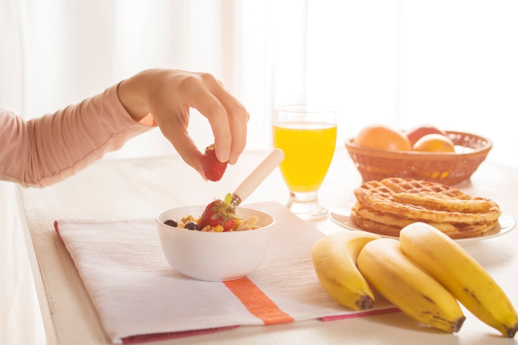 بهترین صبحانه‌ای که شما را هیدراته نگه می‌دارد | علائم هشدار دهنده کم آبی بدن را بشناسید