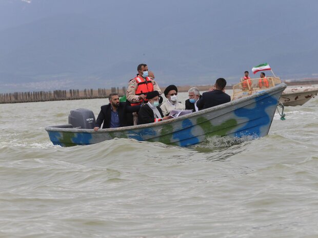 تصاویر قایق‌ سواری رئیسی در شمال کشور