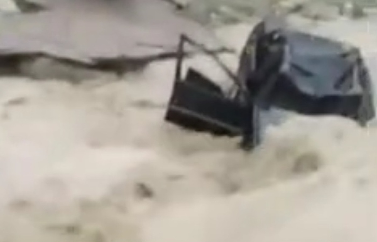 تصاویر سقوط وحشتناک یک خودرو به رودخانه‌ای در جاده تنگ پیرزال شهرستان چرام | خودرو له شد ؛ واکنش مردم را ببینید + ویدئو