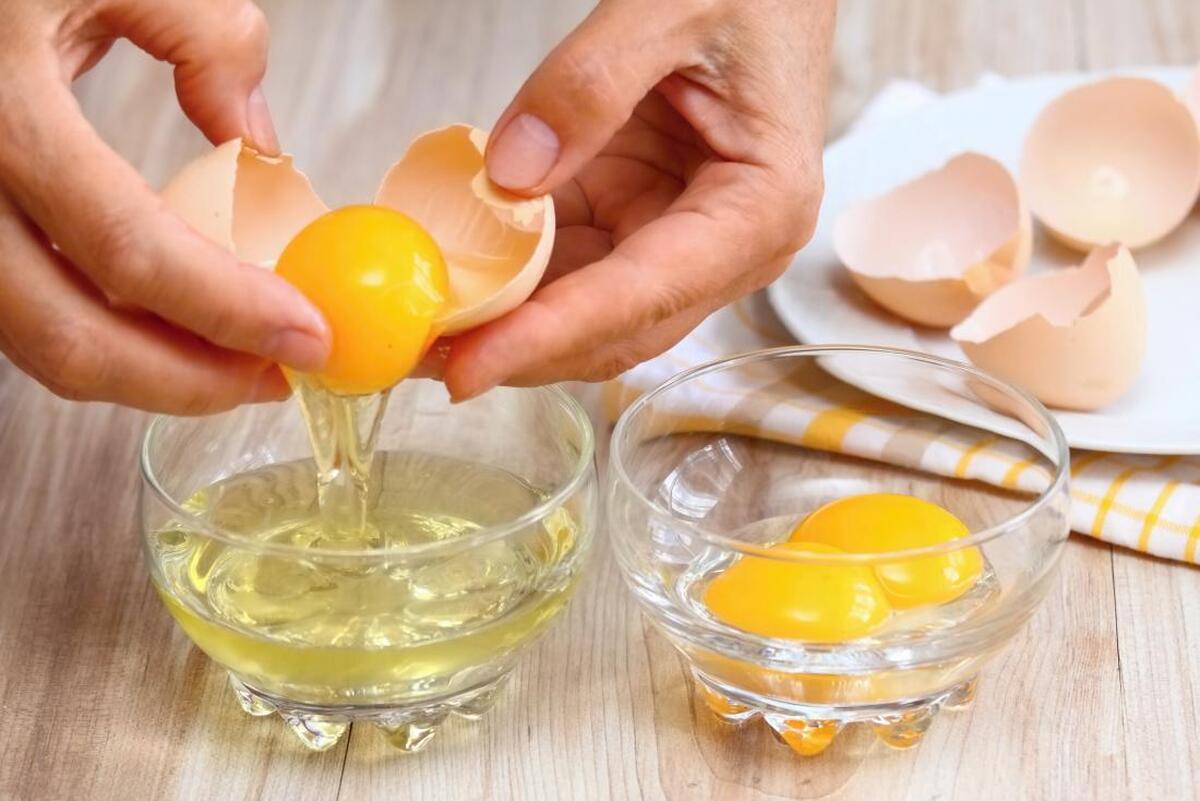 تهیه ماسک صورت خانگی با تخم مرغ | ماسک صورت با سفیده یا زرده تخم مرغ ؛ برای انواع پوست از کدام قسمت تخم مرغ استفاده کنیم؟