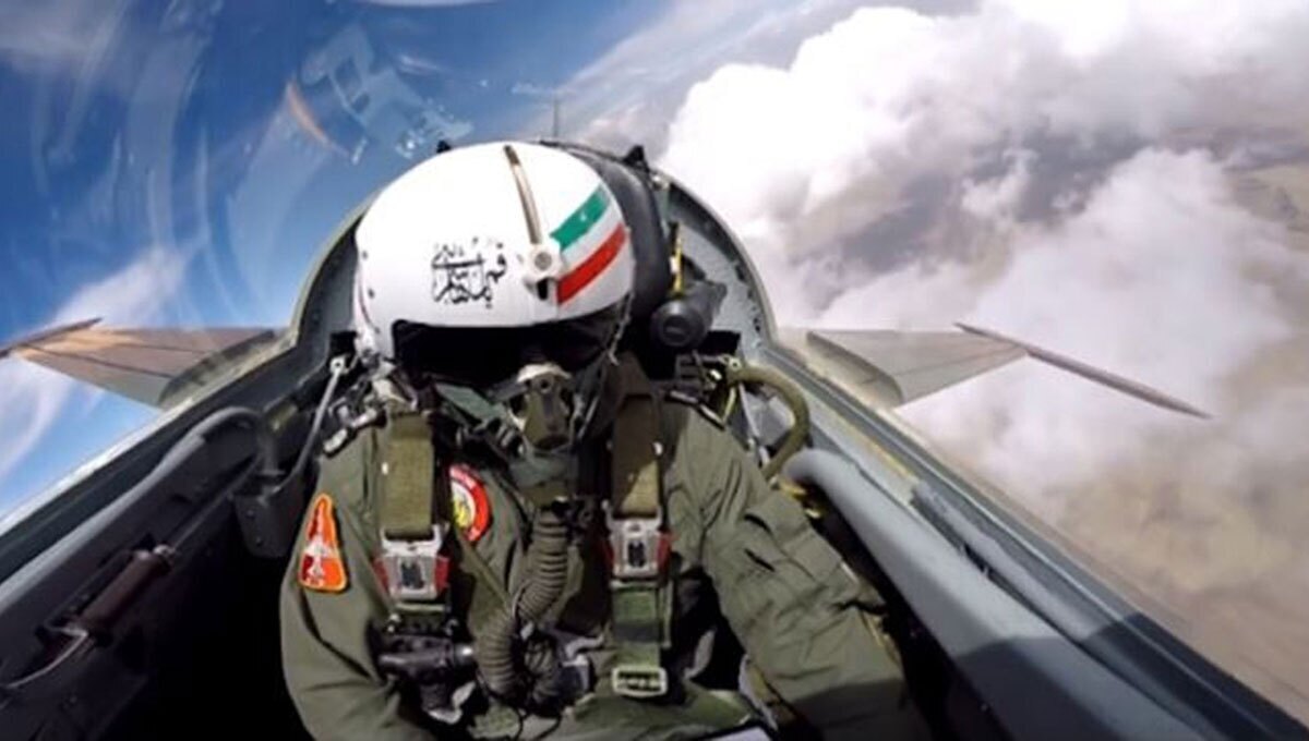 تصاویر حرکت خبرساز خلبان ارتش بر فراز خلیج فارس همزمان با آغاز سال ۱۴۰۳ + ویدئو