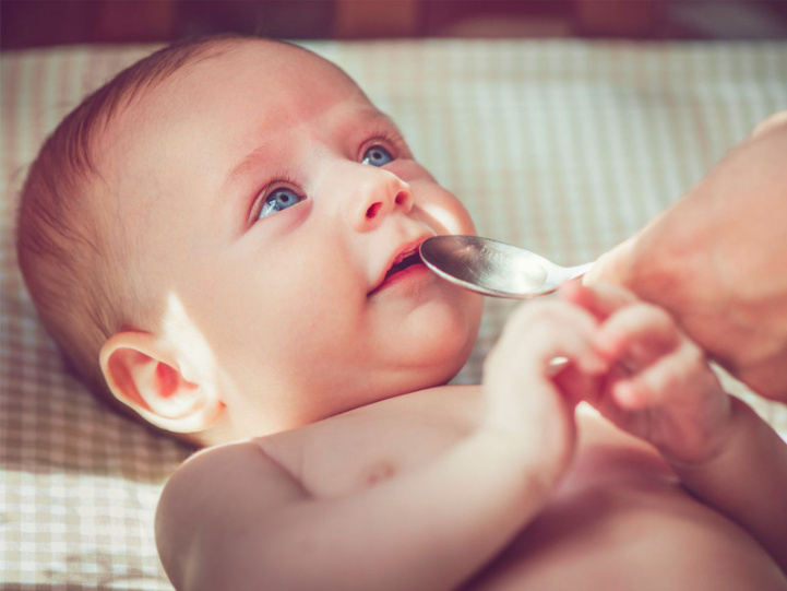 آب قند؛ تجویز خطرناک مادربزرگ‌ها | آیا آب قند باعث آرامش نوزادان می‌شود؟