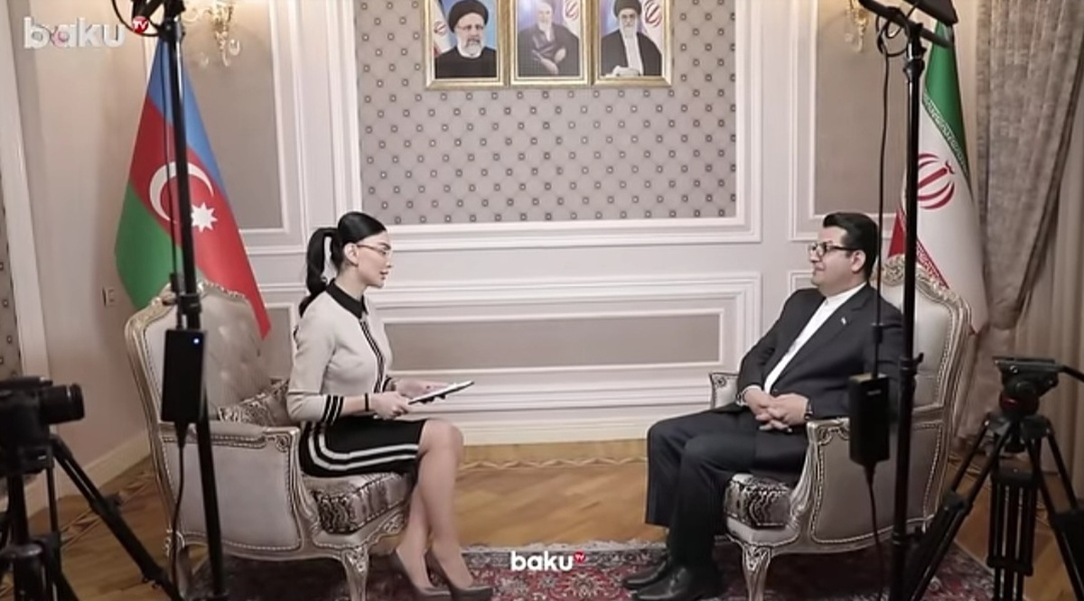 تصاویر کامل مصاحبه‌ سفیر ایران با زن بی‌حجاب و دامن کوتاه تلویزیون باکو | این مصاحبه منجر به پایان ماموریت سفیر ایران در باکو شد؟ + ویدئو