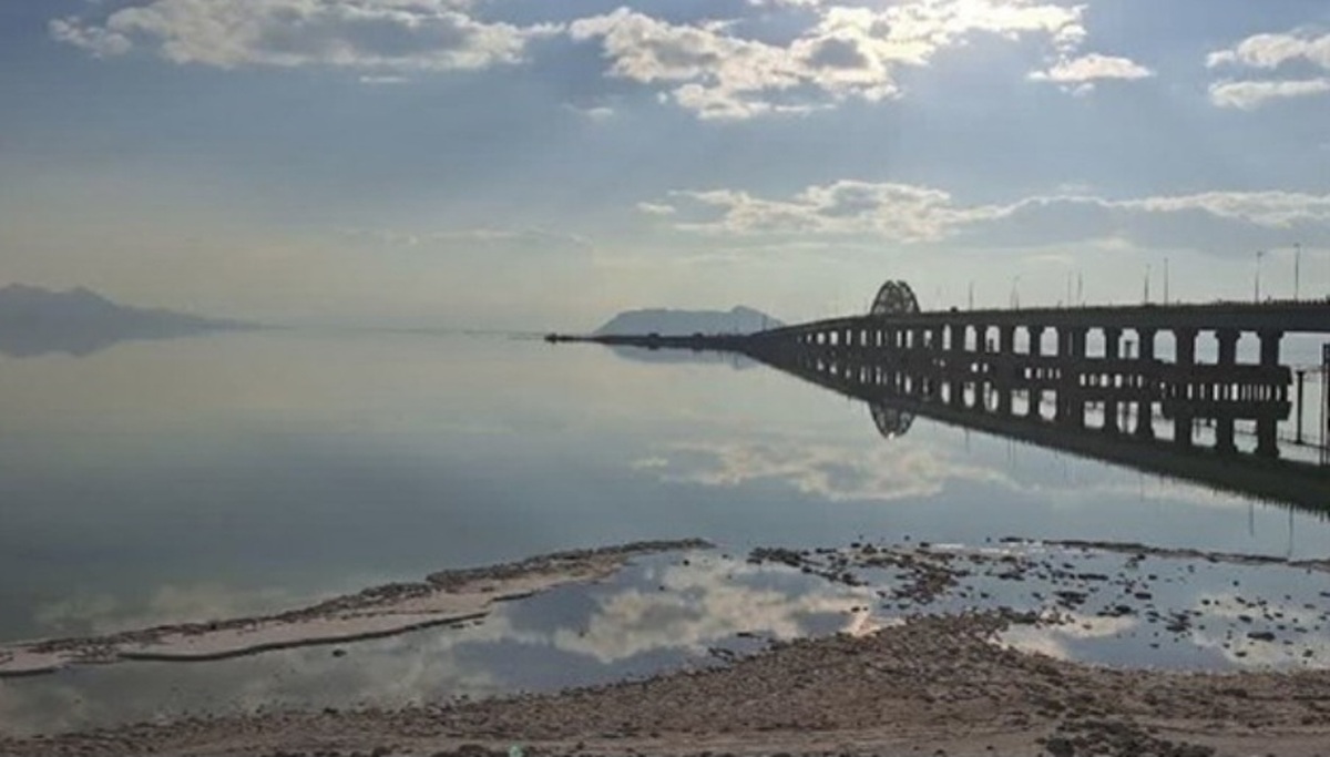 تصویر ترافیک چند کیلومتری گردشگران برای دیدن دریاچه ارومیه