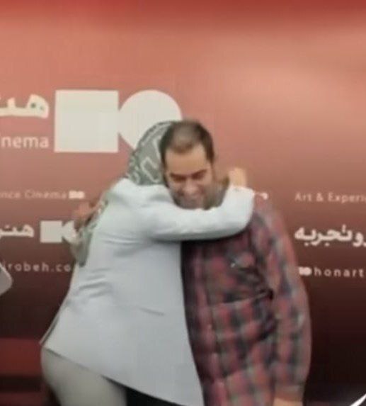 تصاویر روبوسی هواداران زن با شهاب حسینی جنجالی شد ؛ شهاب حسینی را در آغوش گرفتند | چی شد که پا گذاشتی رو اعتقاداتت؟