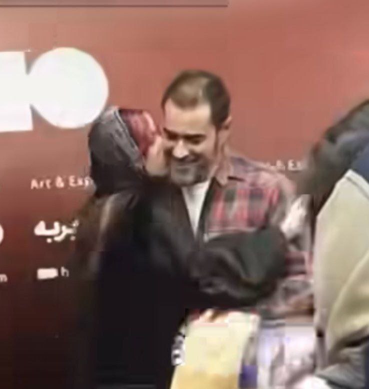 تصاویر روبوسی هواداران زن با شهاب حسینی جنجالی شد ؛ شهاب حسینی را در آغوش گرفتند | چی شد که پا گذاشتی رو اعتقاداتت؟